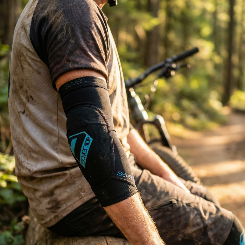 7 iDP Transition Elbow Pads - Black