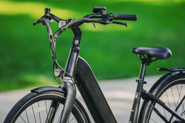 Batch Bicycles E-Comfort 700c Matt Pitch Black – Cambria Bike