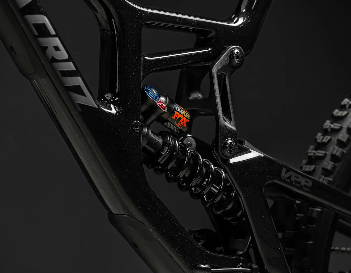 Santa Cruz V10 CC MX - DH S-Kit - Gloss Black Sparkle - 2024 Santa Cruz V10 CC MX - DH S-Kit - Gloss Black Sparkle - 2024